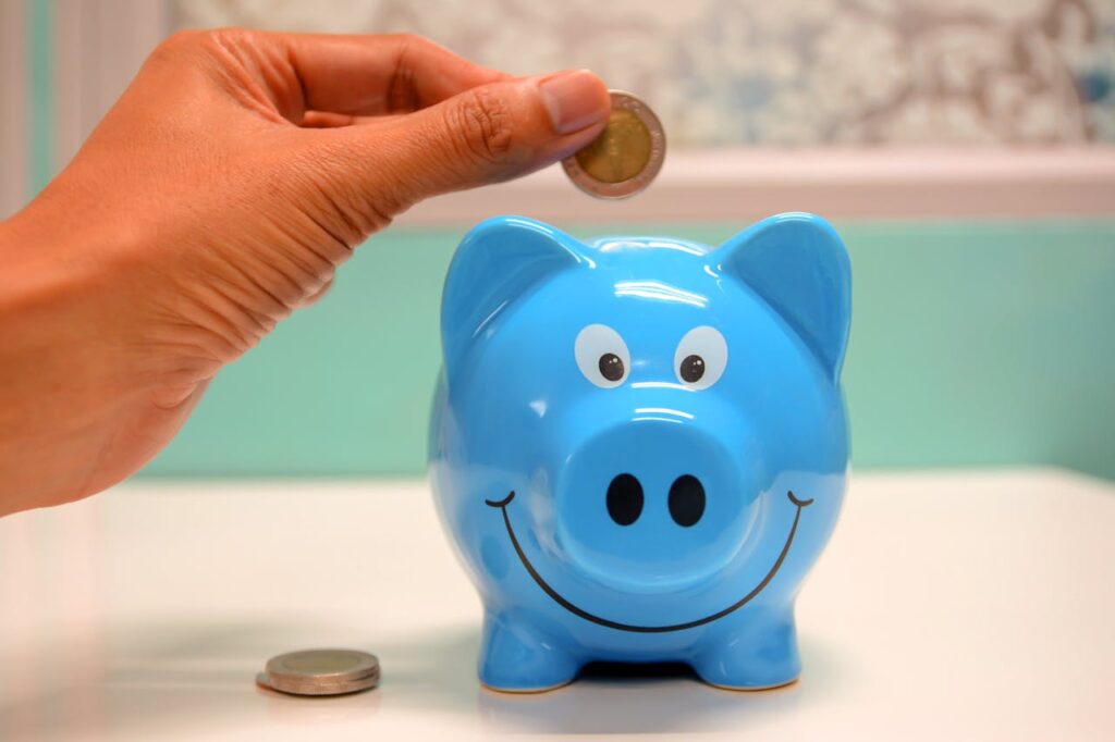 Can mutual fund generate wealth? A hand putting a penny in a blue piggy bank